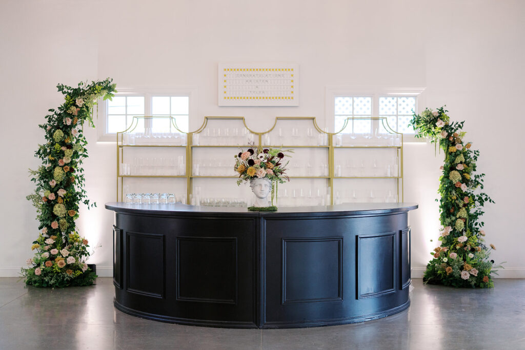 montgomery bar in black